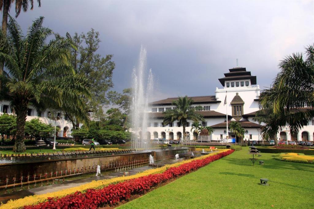Oyo 91561 Gandhi Hotel Bandung Exterior foto